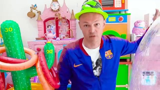 Макс и Катя выпросили у папы надувной огромный домик смотреть онлайн