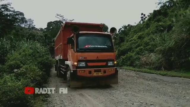 Story wa || Dump truck Hino 500 vs Mitsubishi fuso fighter STANDING! di tanjakan смотреть онлайн