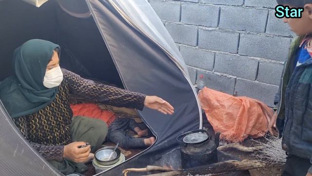 A kind man's help to a burned mother and her two children until the conflict of a grumpy father смотреть онлайн