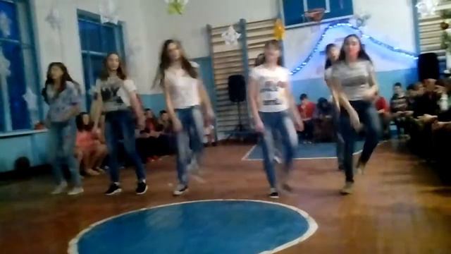 Флешмоб от девочек 8-11 классов смотреть онлайн