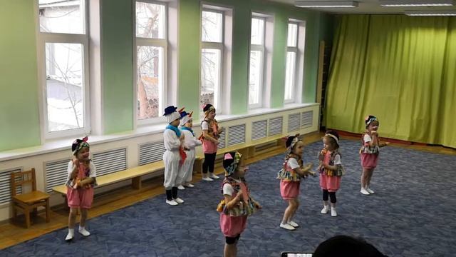 Новогодний танец смотреть онлайн