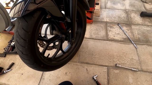 How to remove Honda NC700X front wheel. смотреть онлайн