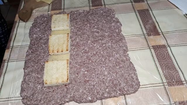 МЯСНОЙ РУЛЕТ С ГРИБАМИ И ГРЕНКАМИ смотреть онлайн
