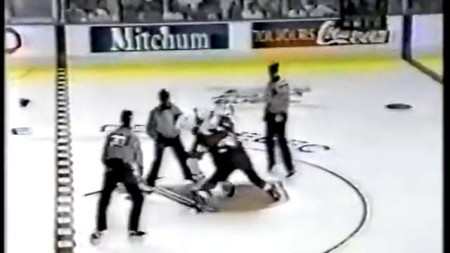 Phil Crowe vs Chris Simon NHL 94-95 смотреть онлайн