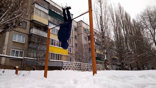 Ласточка на турнике