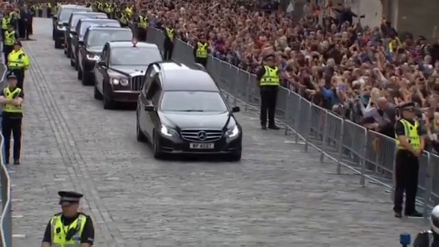 Moment Queen Elizabeth's Coffin Arrives Edinburgh смотреть онлайн
