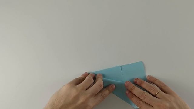 ДЕЛАЕТ МЕРТВУЮ ПЕТЛЮ! Необычный самолет из бумаги. Шелест смотреть онлайн
