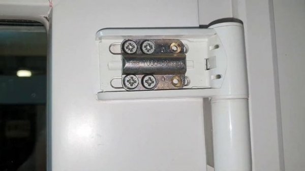 Как отрегулировать пластиковую входную дверь самому, если она просела?