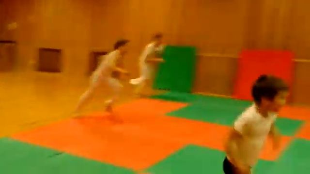 Лёня, Савелий и Артем прыгают рондат на скорость. Я выиграл )))? смотреть онлайн