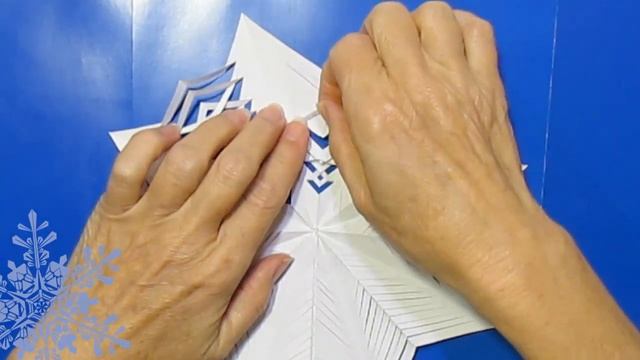 Как Красиво Просто вырезать Снежинки Своими Руками. Как Сделать Снежинку на Новый год декор идеи DI смотреть онлайн