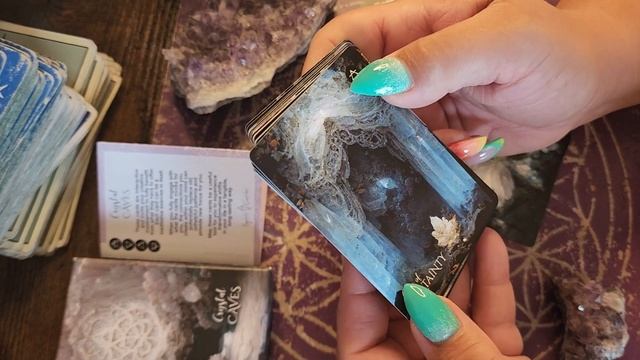 An AI Art deck I don't HATE! Crystal Caves Oracle Unboxing смотреть онлайн