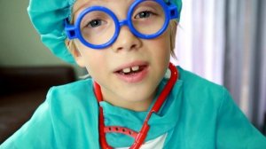 Дети играют в доктора #6 Конфеты Видео для детей