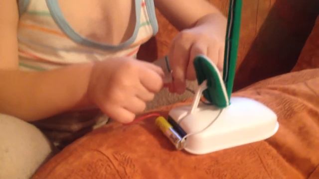 Ребенок в 2,5 года изучает работу вентилятора смотреть онлайн