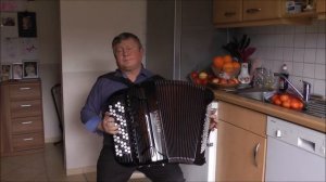 ЛИСТЬЯ ЖЁЛТЫЕ МЕДЛЕННО ПАДАЮТ-КАРАОКЕ ПОД БАЯН - Проснись и пой  !!!