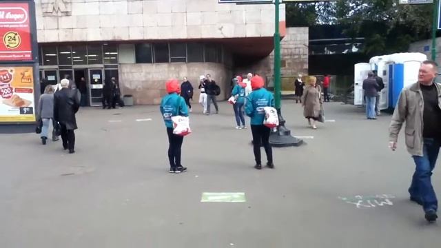 Раздают жевательные резинки Dirol смотреть онлайн