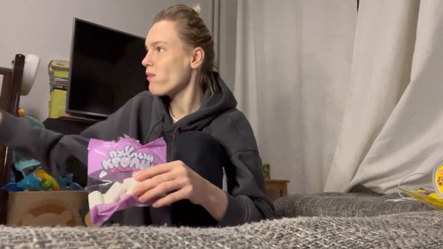 Пробую сладости из Fix Price/ Лёва закатился под кровать/ Неожиданный вечер смотреть онлайн