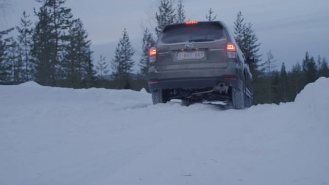 X mode Forester on snowy downhill смотреть онлайн