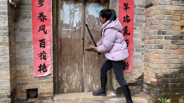 人贩子绑了人还敢睡觉，被3个美女联手打晕，还被迫说出逃跑路线和同伙位置【小宾厂长】 смотреть онлайн