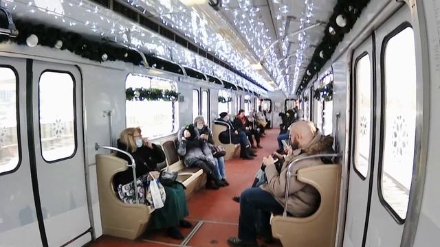 Москва. Внутри вагона Новогоднего поезда метро Еж. 04 января 2022 смотреть онлайн