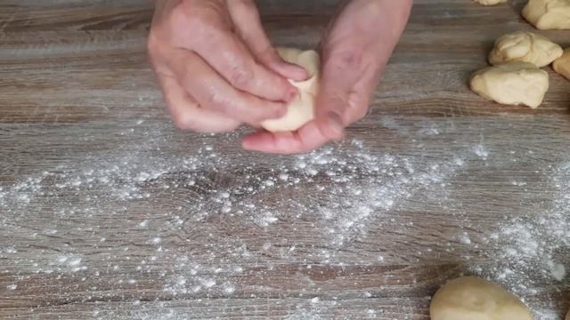 СДОБНЫЕ БУЛОЧКИ в кефирной заливке! МЯГКИЕ КАК ПУХ! смотреть онлайн