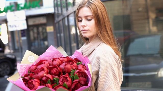 Букет из 25 бордовых пионов PREMIUM смотреть онлайн