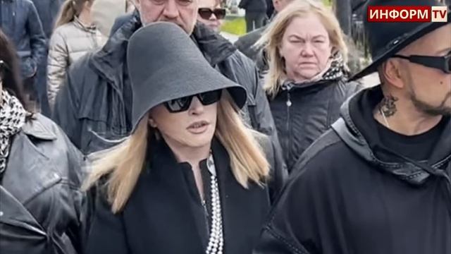 Только что! На похоронах Валентина Юдашкина случилась трагедия...Люди не выдерживают горя... смотреть онлайн