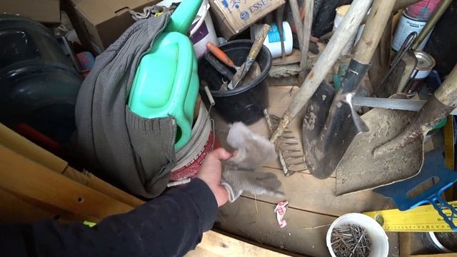 Дача. Кабачки пропали. Полил теплицу с томатами. Рядом озеро. Борюсь с сорняками, перекопал грядку. смотреть онлайн