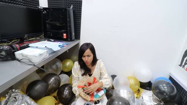 UNBOXING 100 Birthday GIFTS (A Room Full of Surprises) смотреть онлайн