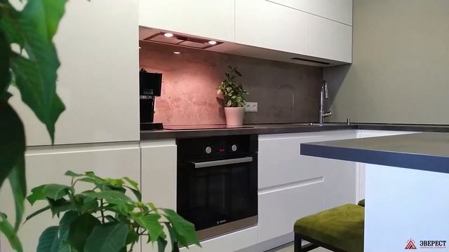 Как выбрать кухню? Стильная кухня без ручек C островом под заказ в Минске. Отзыв о кухне