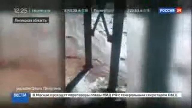 В городе Лебедянь после обрушения склада по улицам потекли реки сока смотреть онлайн