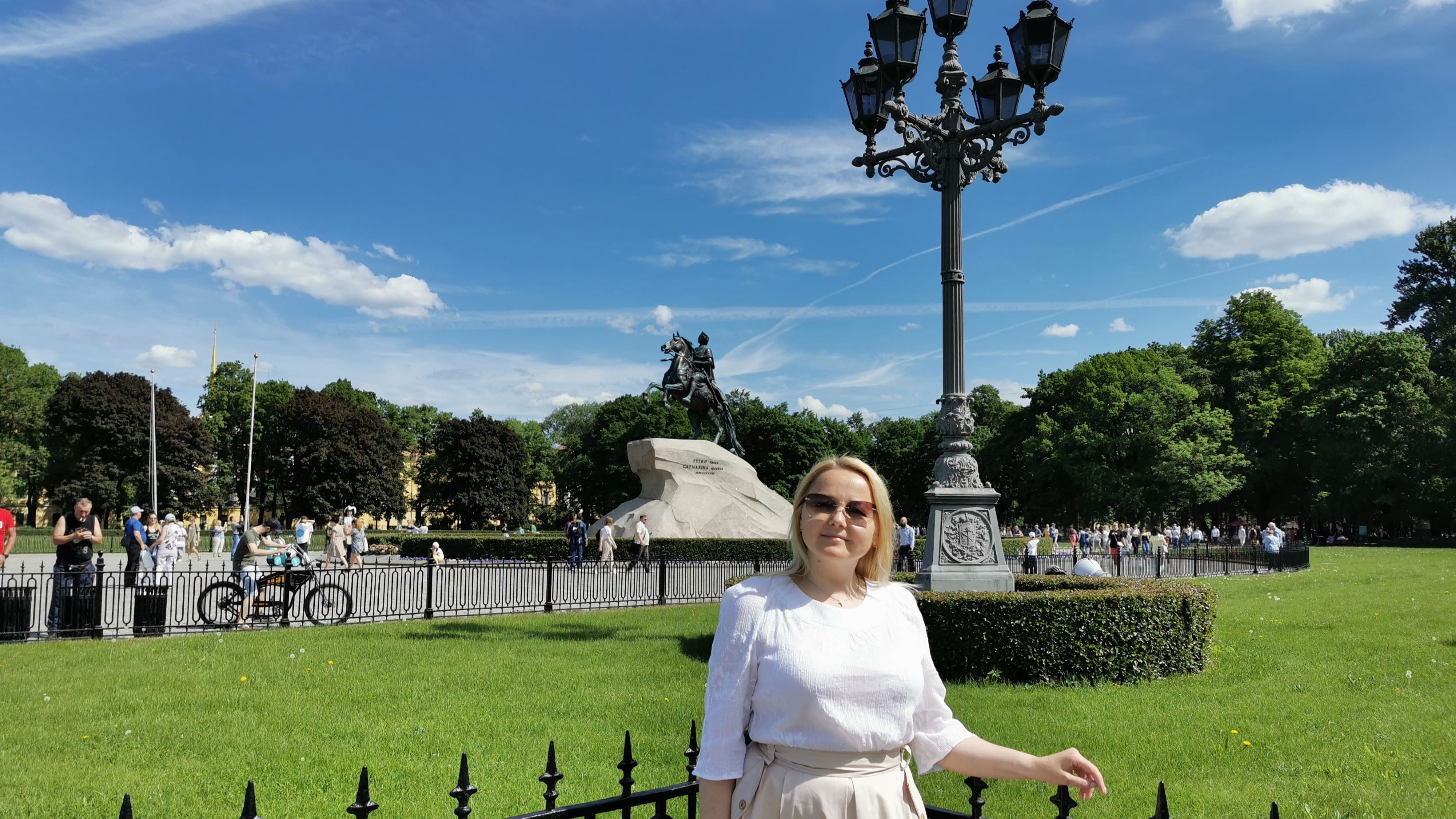 Сенатская площадь, Медный всадник, Исаакиевский собор. Санкт-Петербург раскрыл объятия лету смотреть онлайн