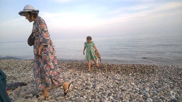 На пляже в Приморском, Абхазия смотреть онлайн