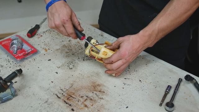 2015 Honda CBR300R No Start - Bad Fuel Pump - Removing Rust from Fuel Tank смотреть онлайн