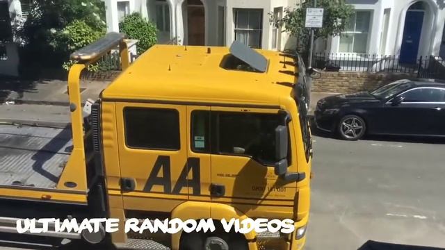 AA Breakdown recovery Truck Giving Roadside Assistance in London UK смотреть онлайн