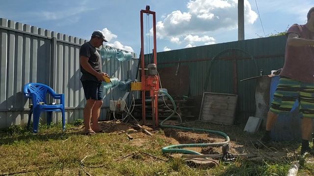 Скважина на воду малогабаритной буровой установкой. смотреть онлайн