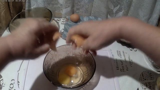 Запекаю на обед запеканку из куриного филе в сметанно - майонезной заливкой. смотреть онлайн