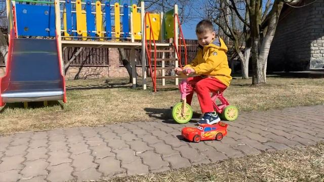 Like Artur играет на Детской Площадке с Машиной lightning MCQUEEN. смотреть онлайн