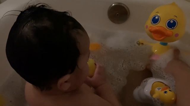 Bubble Bath Time With Rubber Duckie смотреть онлайн