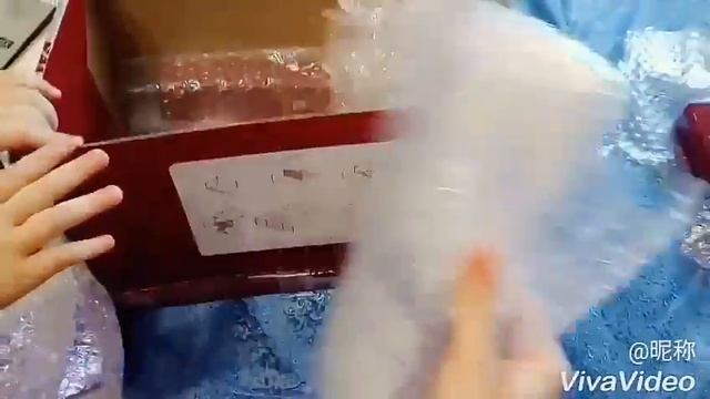 С малышкой распаковали посылку смотреть онлайн