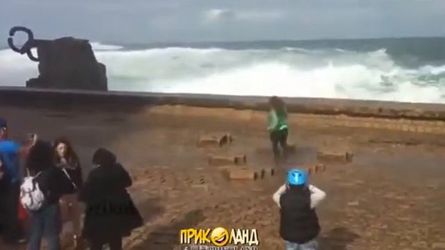 Фотосессию оборвала волна. смотреть онлайн