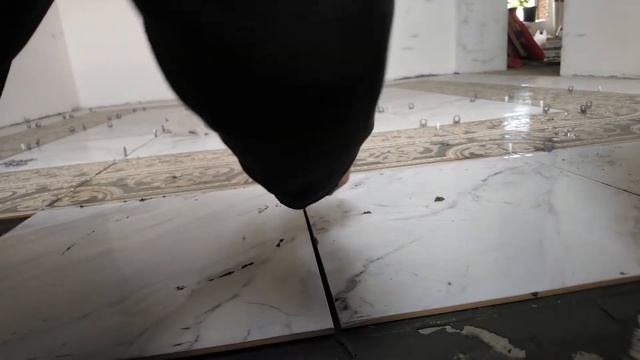 Тамбур в доме. Укладываем плитку на полы в прихожей. смотреть онлайн