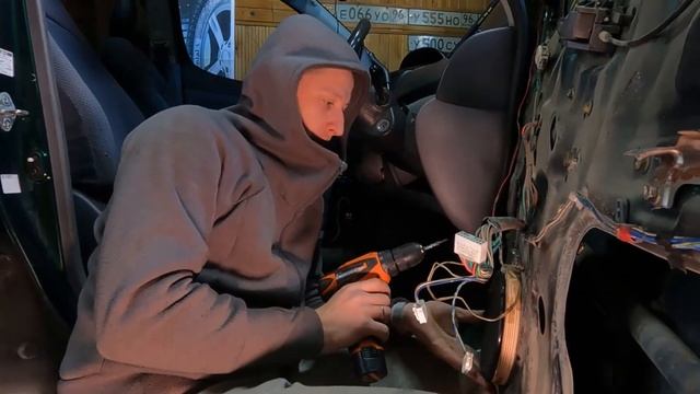 Устанавливаем динамики в двери Funcargo