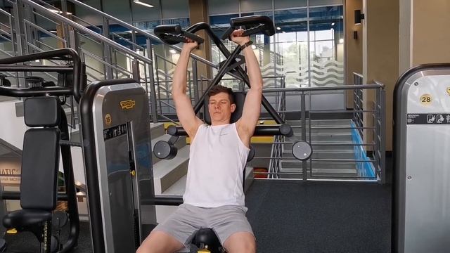 Вертикальный жим в тренажере сидя, два варианта хвата смотреть онлайн