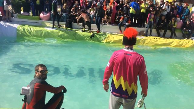 Вот он легенда Российского Фрирайда"Ветер"он всегда на 2 сноубордах котает!! смотреть онлайн