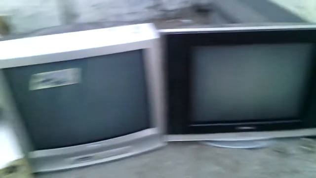 Целая куча телевизоров возле мусорного контейнера смотреть онлайн