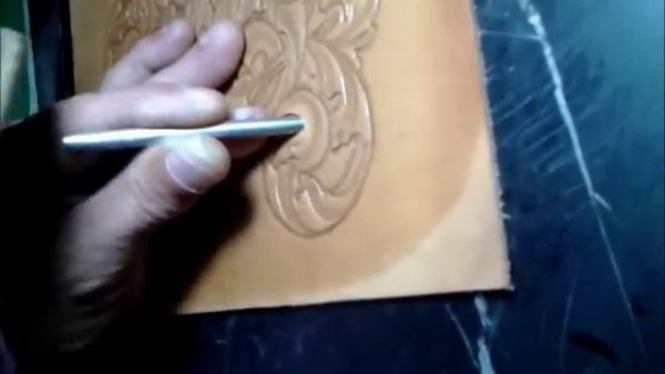 Ручная гравировка по коже.