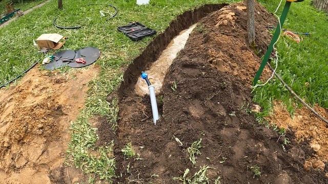 Из за высокого уровня грунтовых вод сделали дренажную траншею для септика Диамант. Проверяем насос смотреть онлайн