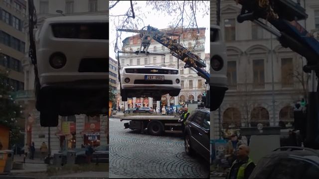 СМОТРЕТЬ ВСЕМ! В центре Праги увозят Шевроле Камара смотреть онлайн
