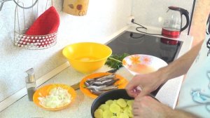 Тушенная мойва с картошкой