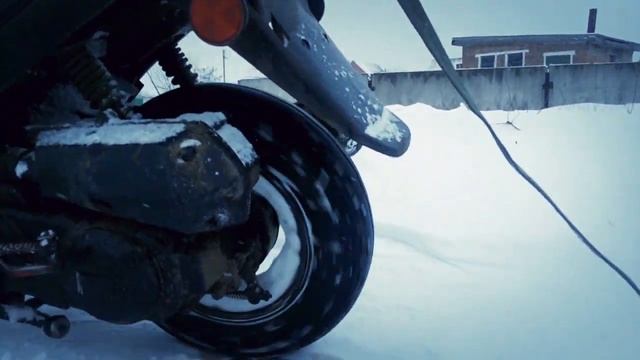 Дрифт на скутере по льду Drift scooter ice смотреть онлайн